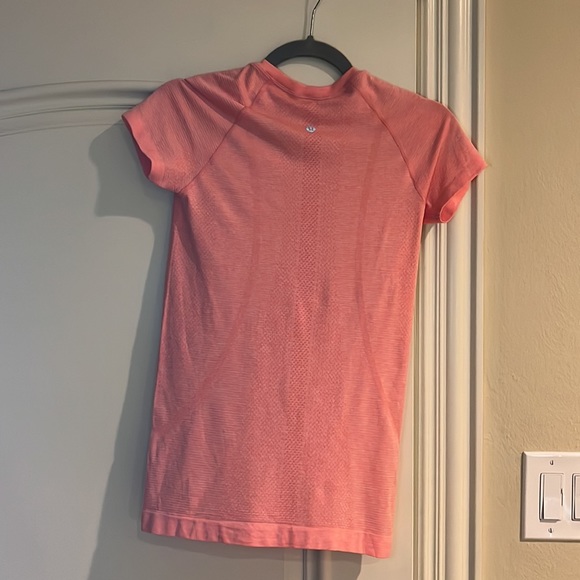 Lululemon Raspberry Cream Swiftly tech short sleeve size 4 - Picture 2 of 3